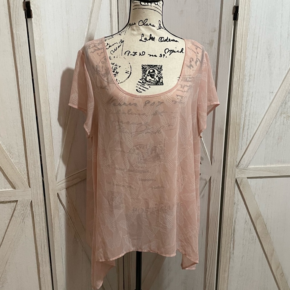 EUC blush and cream feather print blouse. Torrid size 1X